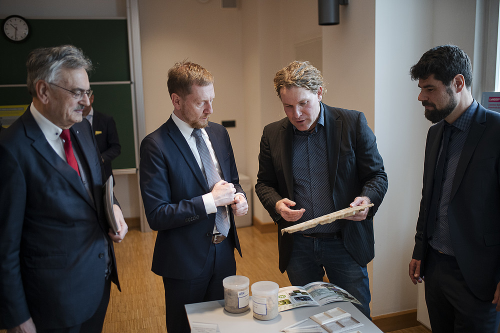 Präsentation innovativer naturfaserbasierter Demonstratoren; v.l.n.r. Prof. Dr. Dr. Wolfgang A. Herrmann (Vorsitzender des Innovationsbeirates Sachsen), Michael Kretschmer (Ministerpräsident Freistaat Sachsen), Dr. Matthias Kinne (Clustermanager LaNDER³ - HSZG), Prof. Sebastian Scholz (Projektleiter IP5 LaNDER³ - HSZG)