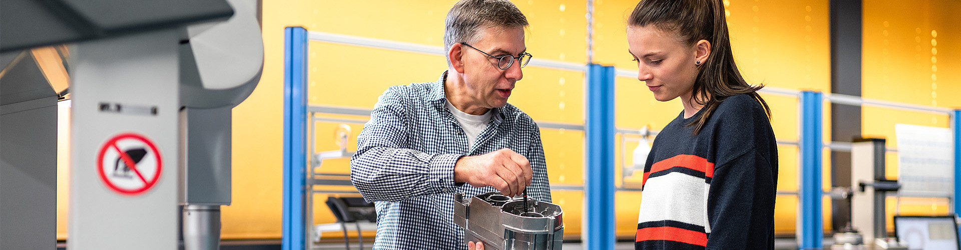 Master Studium Maschinenbau in Zittau: Junge Frau betrachtet Kunststoffteil aus dem 3D Drucker 