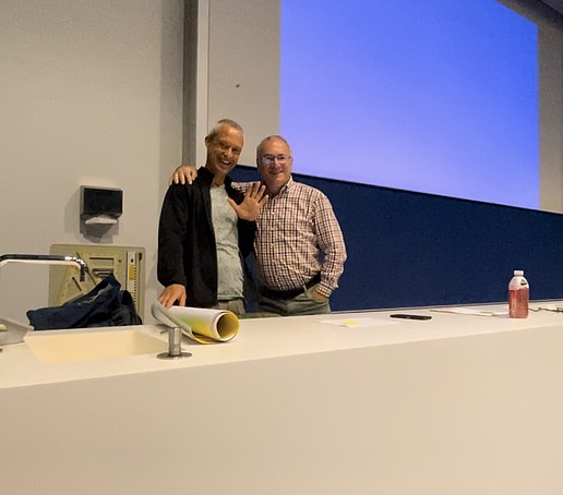 Two university employees in the Audimax.