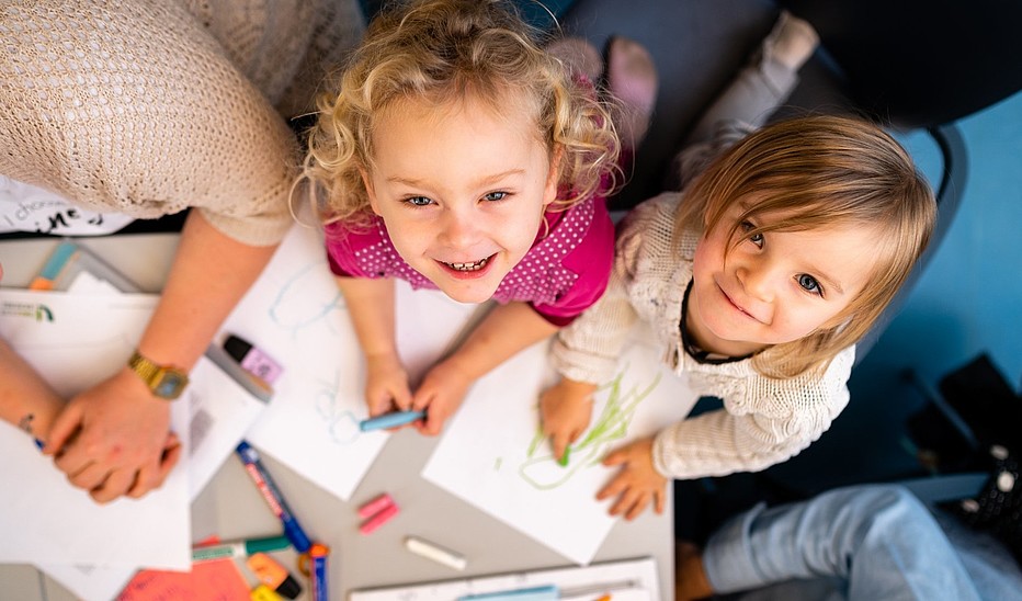 Foto: Tobias Ritz für HSZG Zwei Kindergartenkinder lachen in die Kamera.