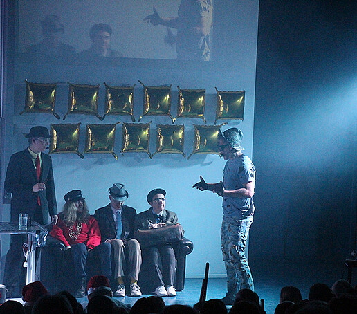 Darsteller unterhalten sich auf der Bühne.