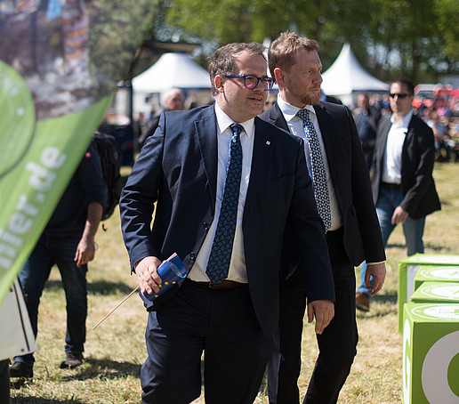 Der Rektor und Ministerpräsident gehen zum Zelt.