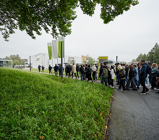 Studierende biegen auf den Zittauer Campus ein.