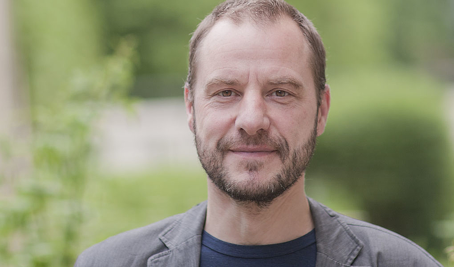Foto: HSZG Prof. Kollmorgen lächelt in die Kamera.