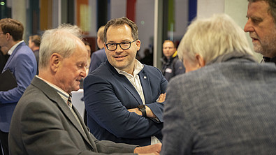 Altrektor Prof. Hampel (li.) im Gespräch mit Rektor Prof. Dr.-Ing. Alexander Kratzsch