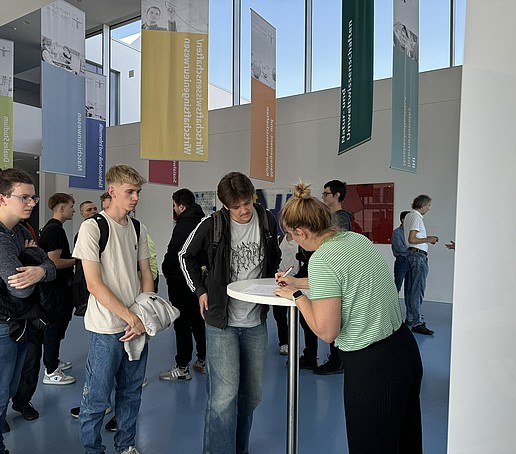 KIA students inform themselves at the stand of the KIA representatives.