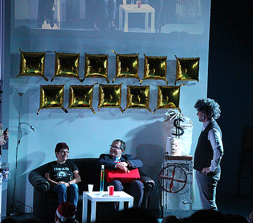 Zwei Darsteller unterhalten sich mit Frau Hollstein und dem Rektor.