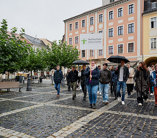 Studierende gehen über den Markt.