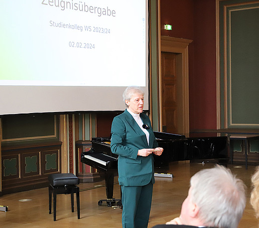 Ellen Leuschner speaks in front of an audience