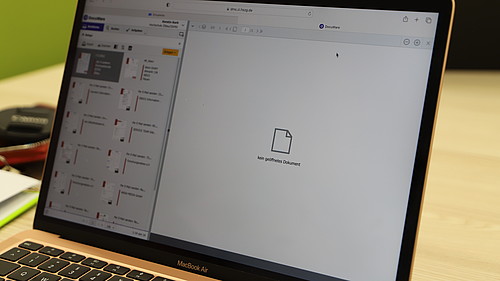 Auf dem Bildschirm eines aufgeklappten Macbooks ist die DMS-Oberfläche zu sehen.