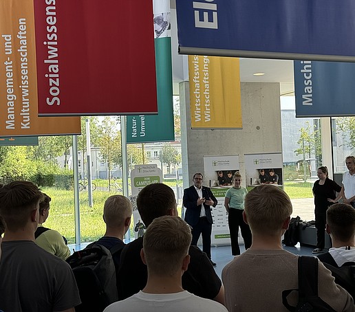 The Rector welcomes the KIA students in the foyer of Z IV.