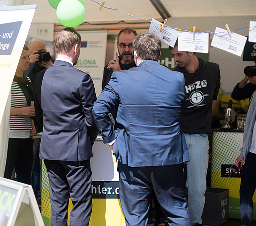 Der Rektor, der Ministerpräsident und der Prorektor im Zelt.