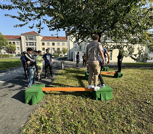 Balanceübung auf einer Wiese