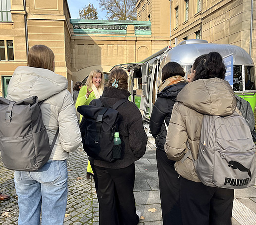 Besuchende in Görlitz auf dem Weg zum AirStream-Anhänger.