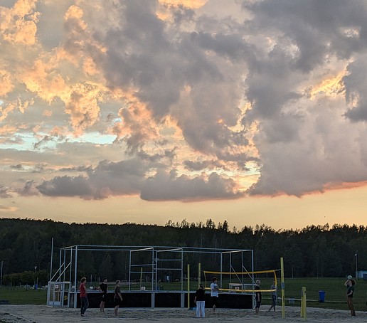 In der Abenddämmerung wird am Olbersdorfer See Volleyball gespielt.