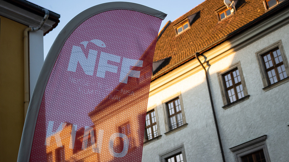 Eine NFF-Beachflag vor einem Gebäude in Görlitz
