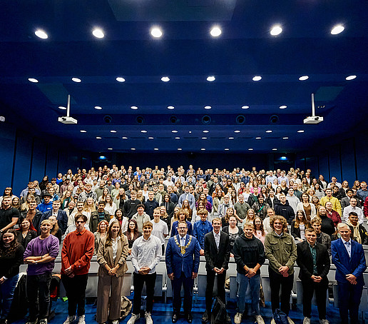 Gruppenfoto von allen Erstsemestern und dem Rektor im Audimax.