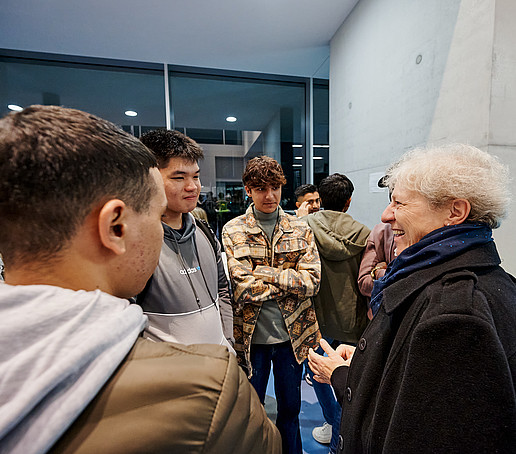 Frau Leuschner im Gespräch mit Studierenden.