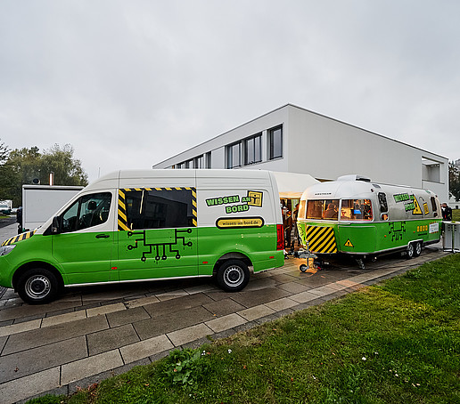 Sprinter und Anhänger auf dem Campus