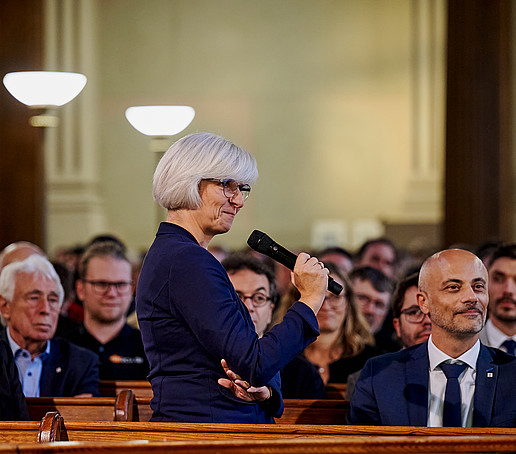 Frau Prof. Eckhardt steht und spricht ins Mikro.