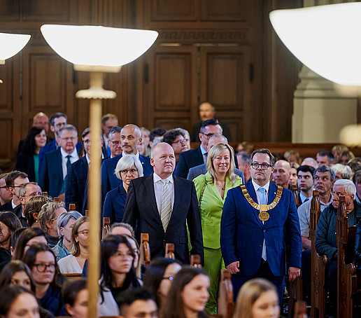 Der Senat läuft den Mittelgang der Kirche in Richtung Altar.