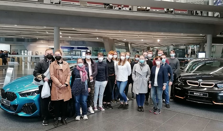 Foto: HSZG Gruppenbild im BMW Werk
